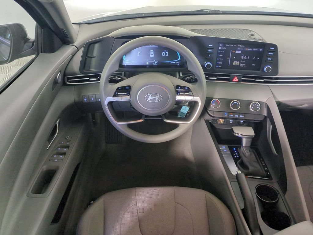 Used 2025 Hyundai Elantra SE FWD image 17