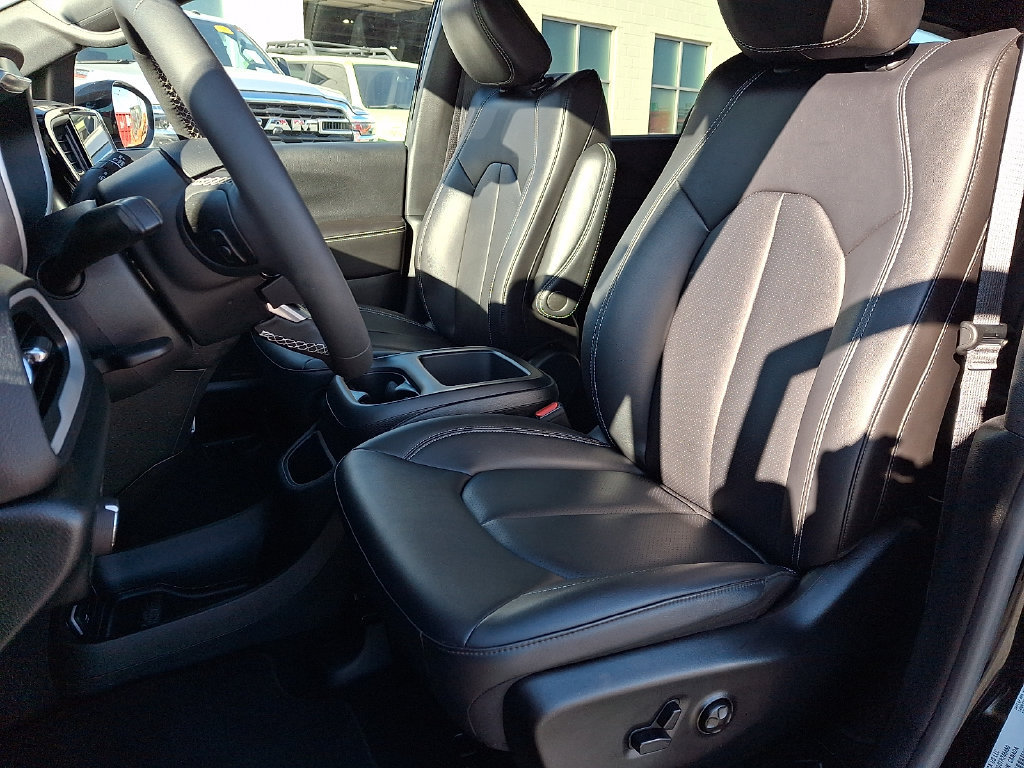Certified 2026 Chrysler Pacifica Select FWD image 18