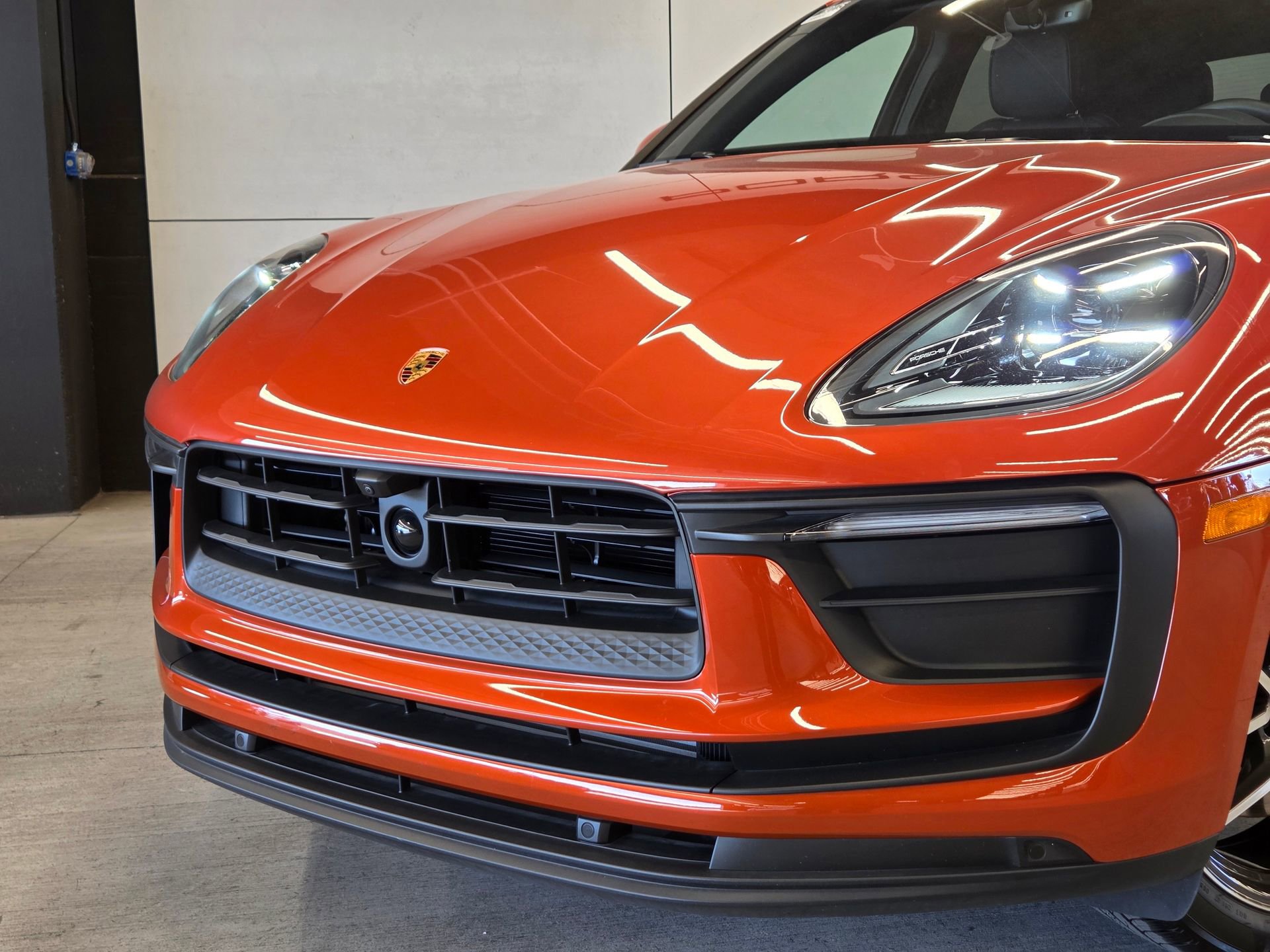 Certified 2025 Porsche Macan AWD/4WD image 24
