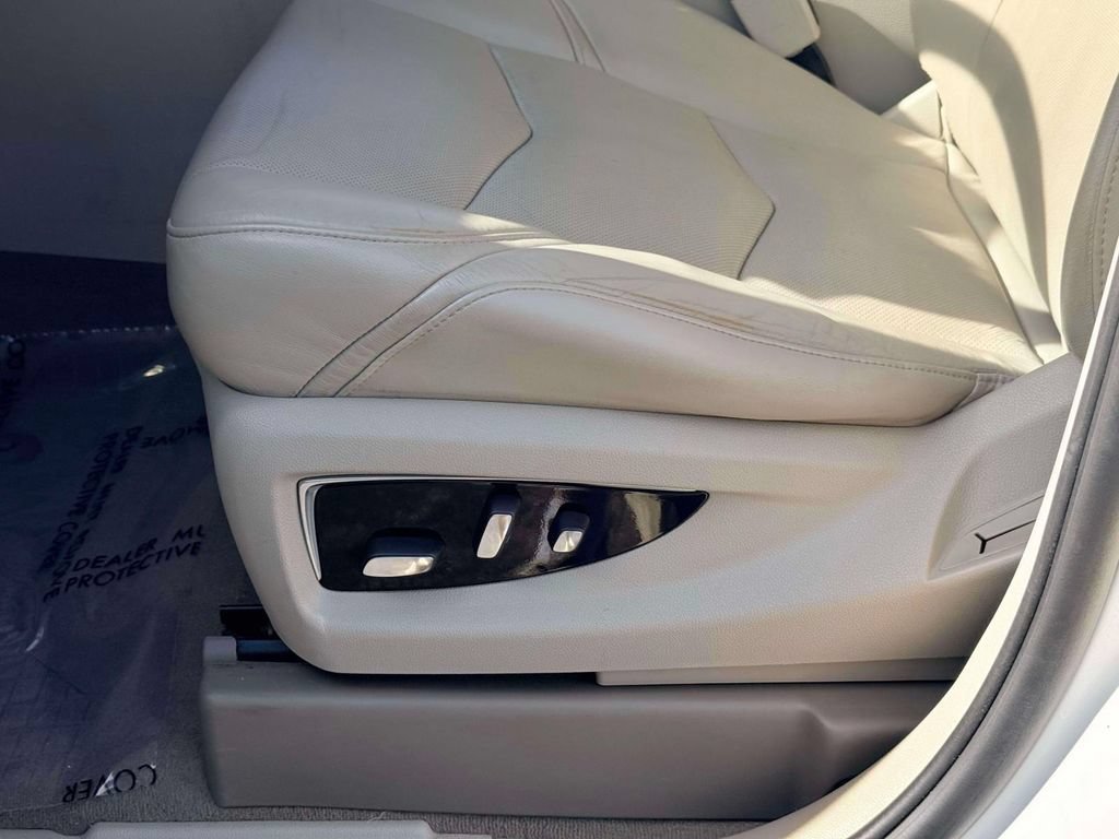 Used 2018 Cadillac Escalade Luxury AWD/4WD image 16