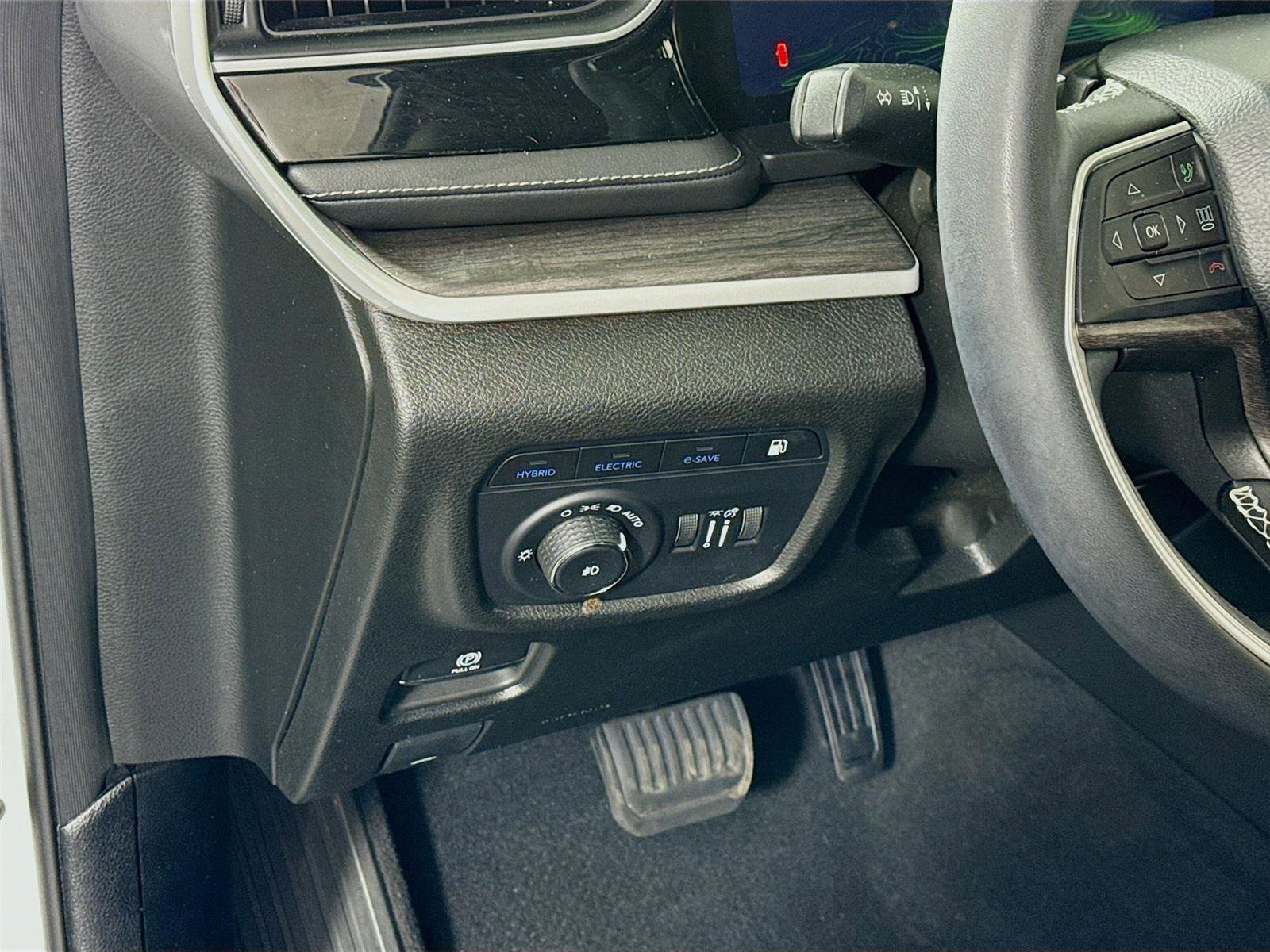 Used 2023 Jeep Grand Cherokee 4WD 4xe image 4