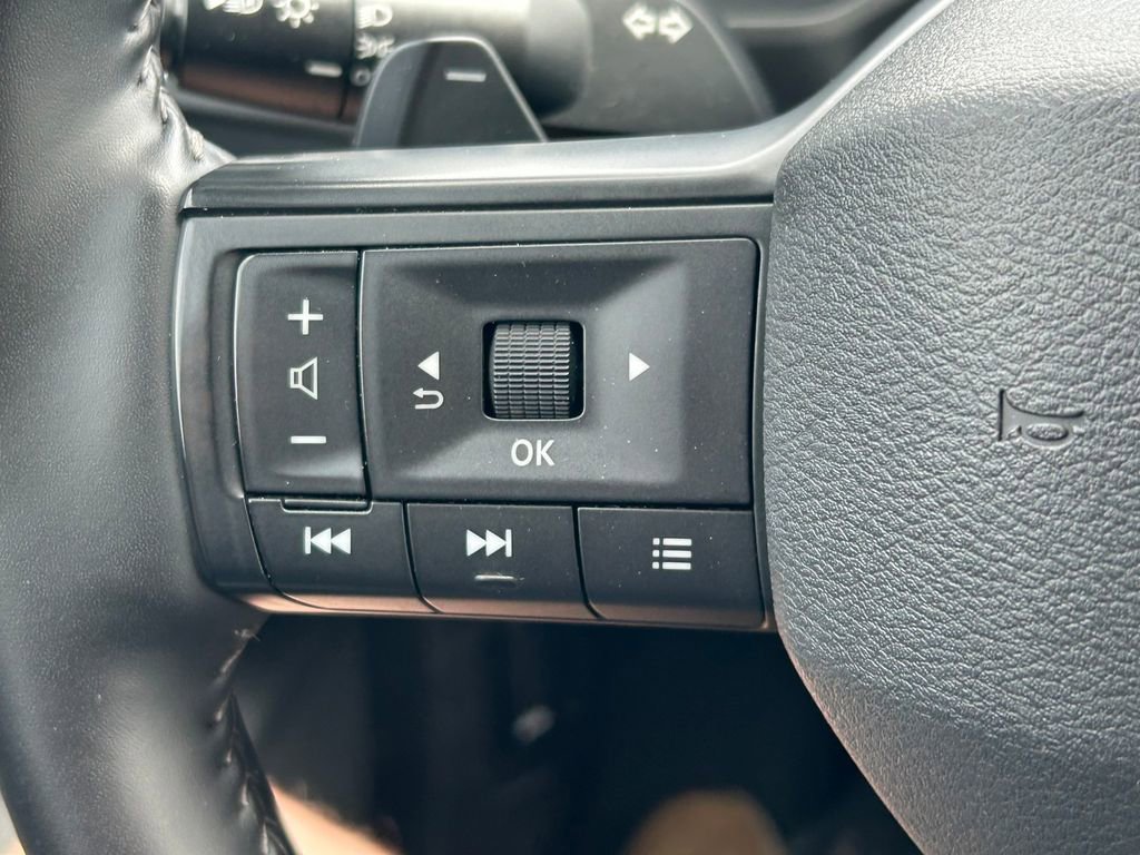 Used 2025 Nissan Rogue SV image 32