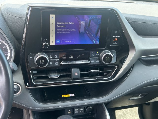 Used 2024 Toyota Highlander XLE FWD image 14
