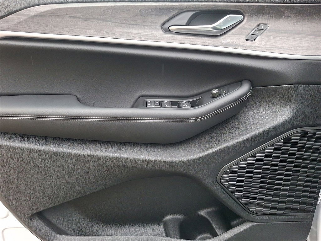 Certified 2025 Jeep Grand Cherokee Limited w/ Black Appearance Package image 10