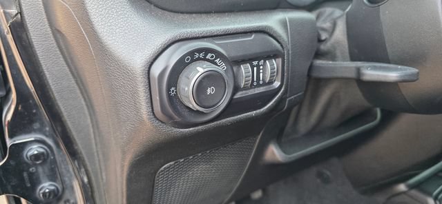 Used 2018 Jeep Wrangler Unlimited Sahara AWD/4WD image 18