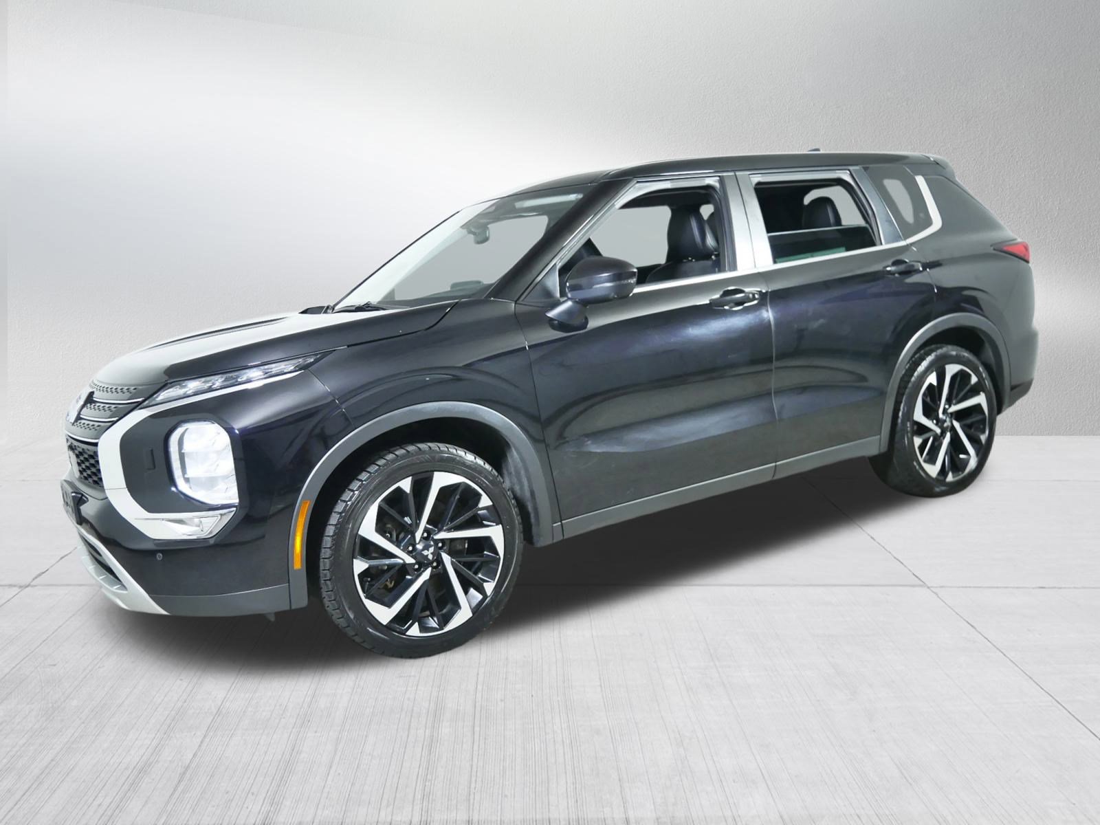 Used 2022 Mitsubishi Outlander SE image 3