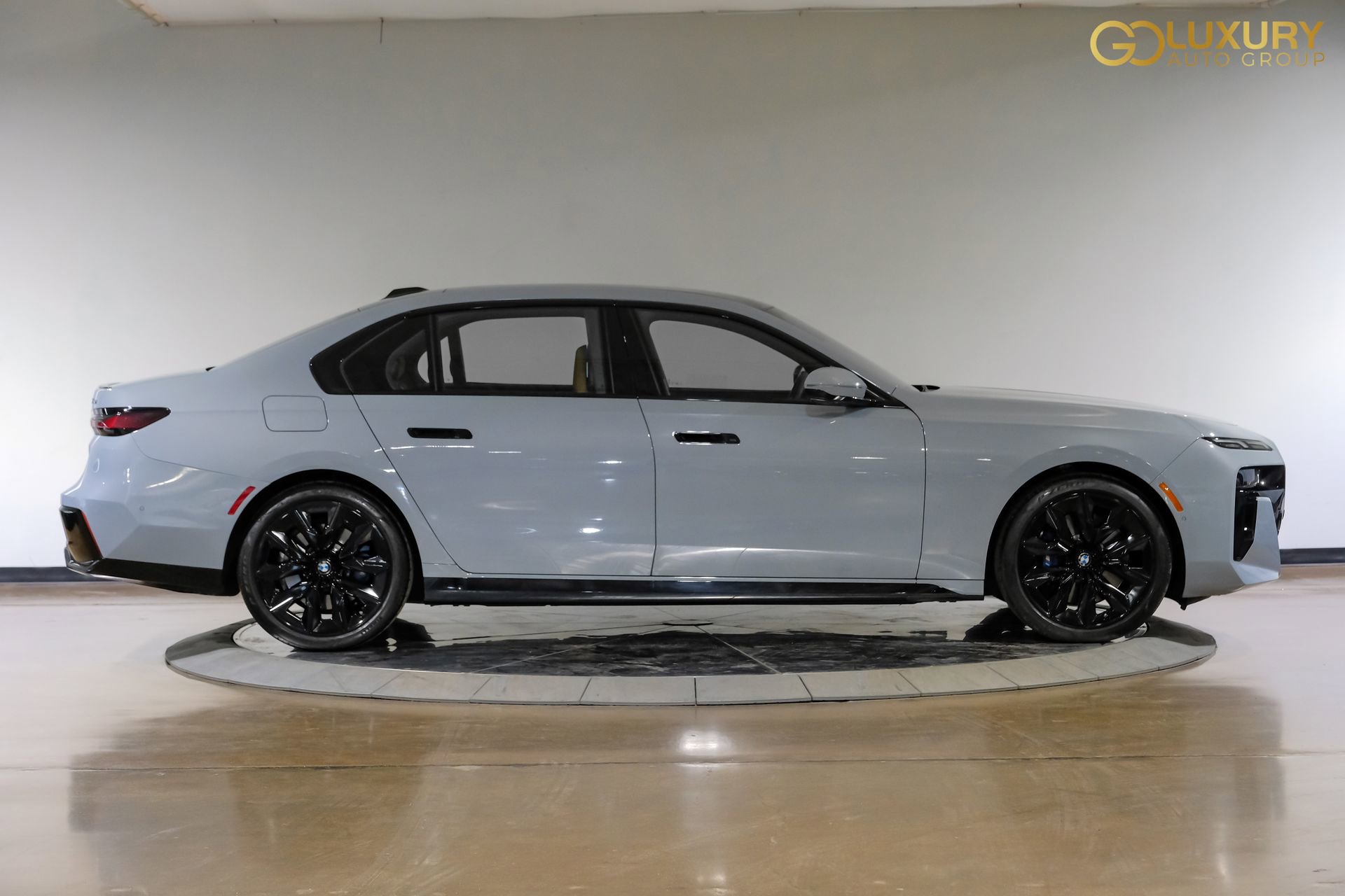 Used 2023 BMW 740i image 9