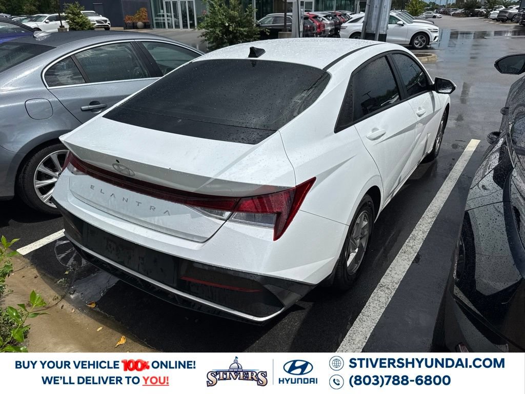 Used 2025 Hyundai Elantra SE FWD image 3