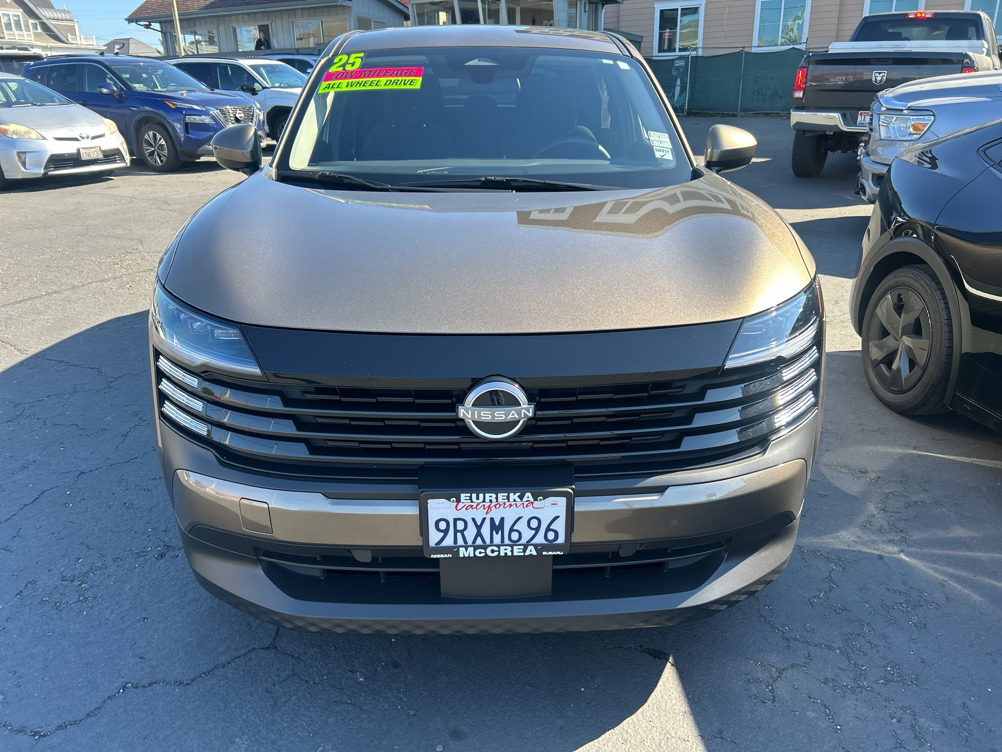 Used 2025 Nissan Kicks SV AWD/4WD image 2