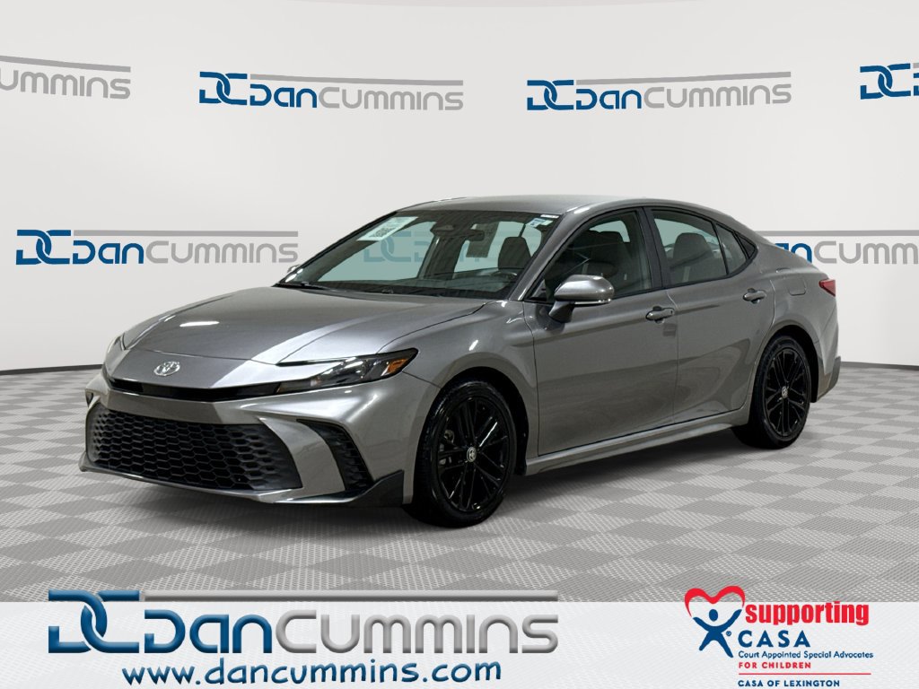 Used 2025 Toyota Camry SE FWD image 1