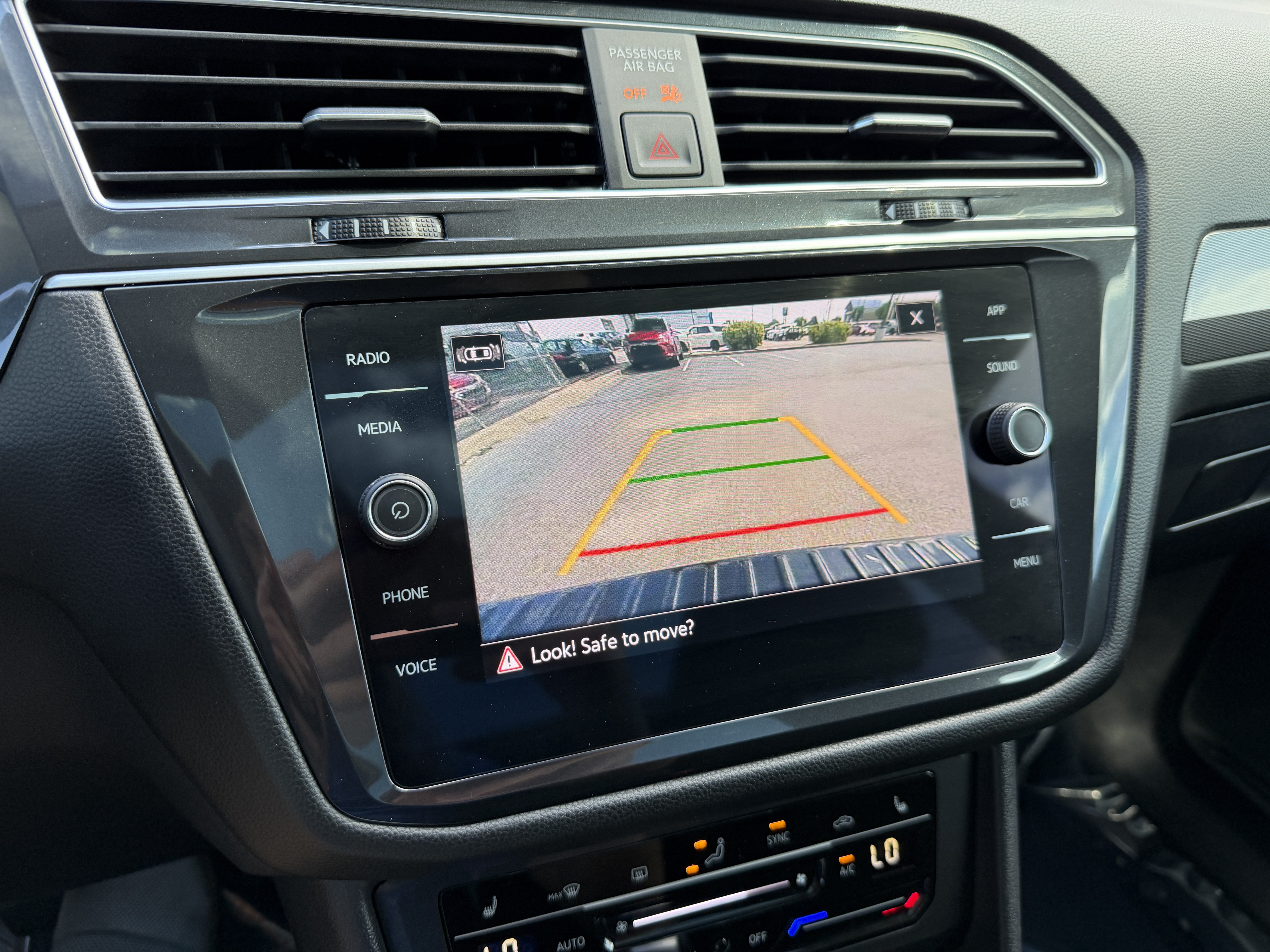 Used 2024 Volkswagen Tiguan SE w/ Panoramic Sunroof Package FWD image 24