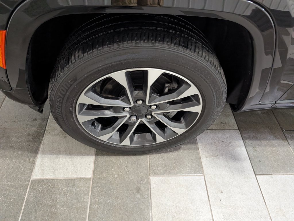 Used 2023 Jeep Grand Cherokee Overland w/ Advanced Protech Group III AWD/4WD image 7