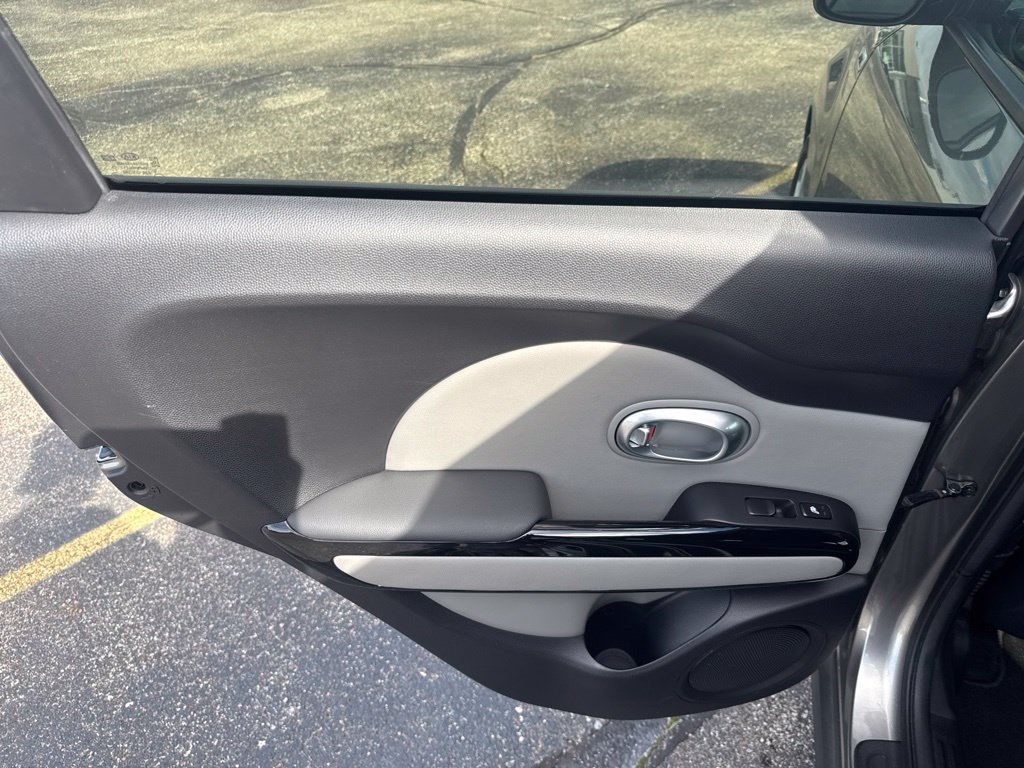 Used 2015 Kia Soul + w/ Primo Package FWD image 14