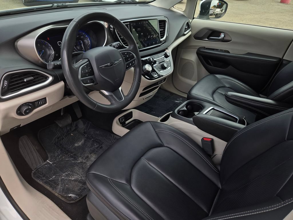 Used 2023 Chrysler Pacifica Touring-L FWD image 10