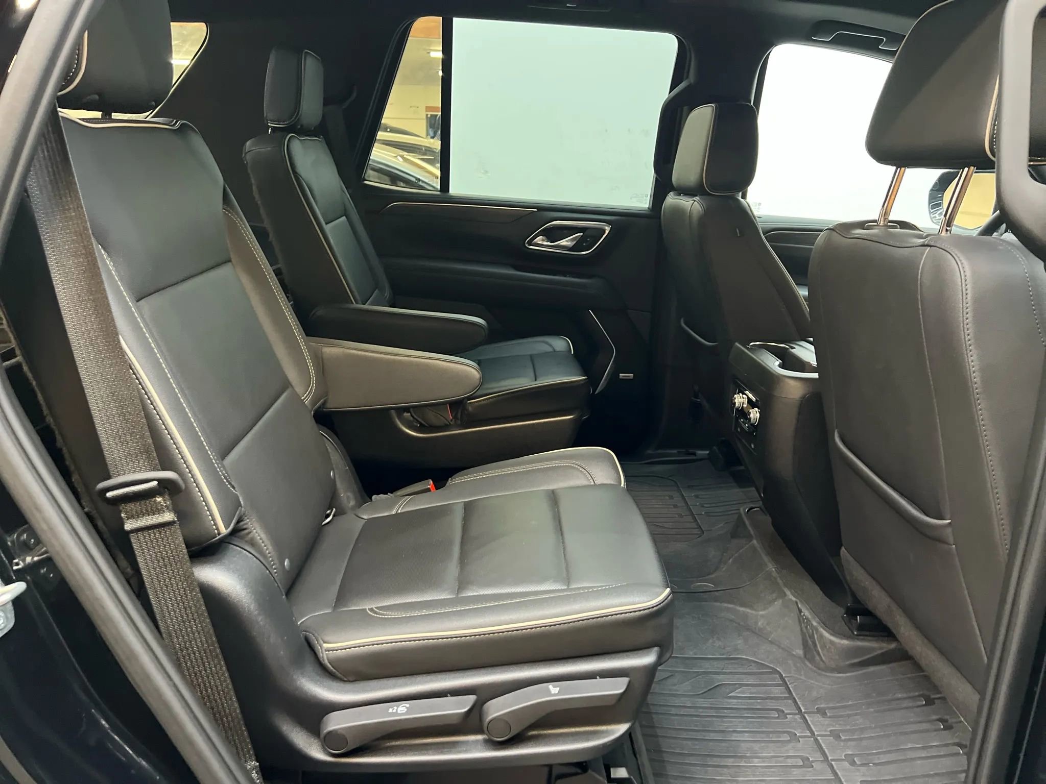 Used 2023 GMC Yukon SLT w/ SLT Premium Package image 14