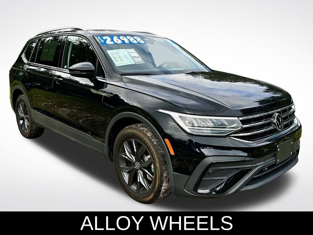 Used 2023 Volkswagen Tiguan SE image 3