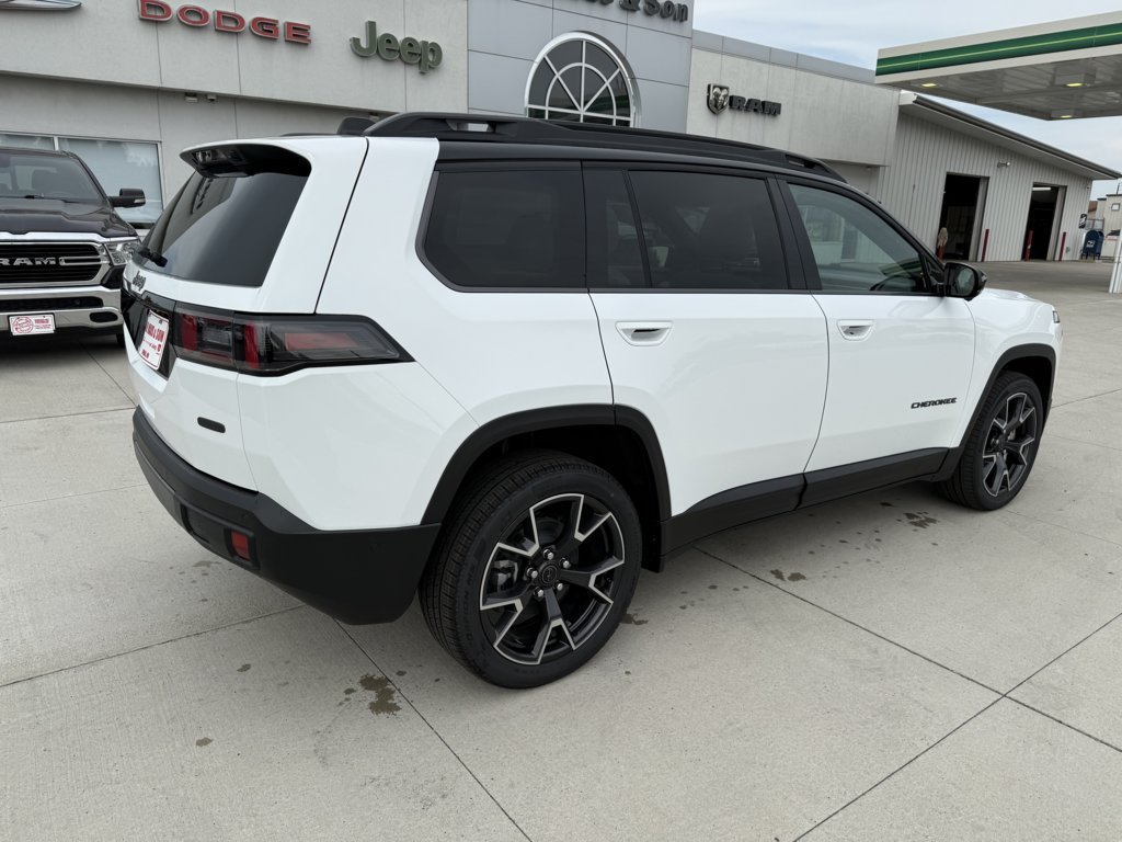 New 2026 Jeep Cherokee Overland w/ Trailer Tow Group AWD/4WD image 8