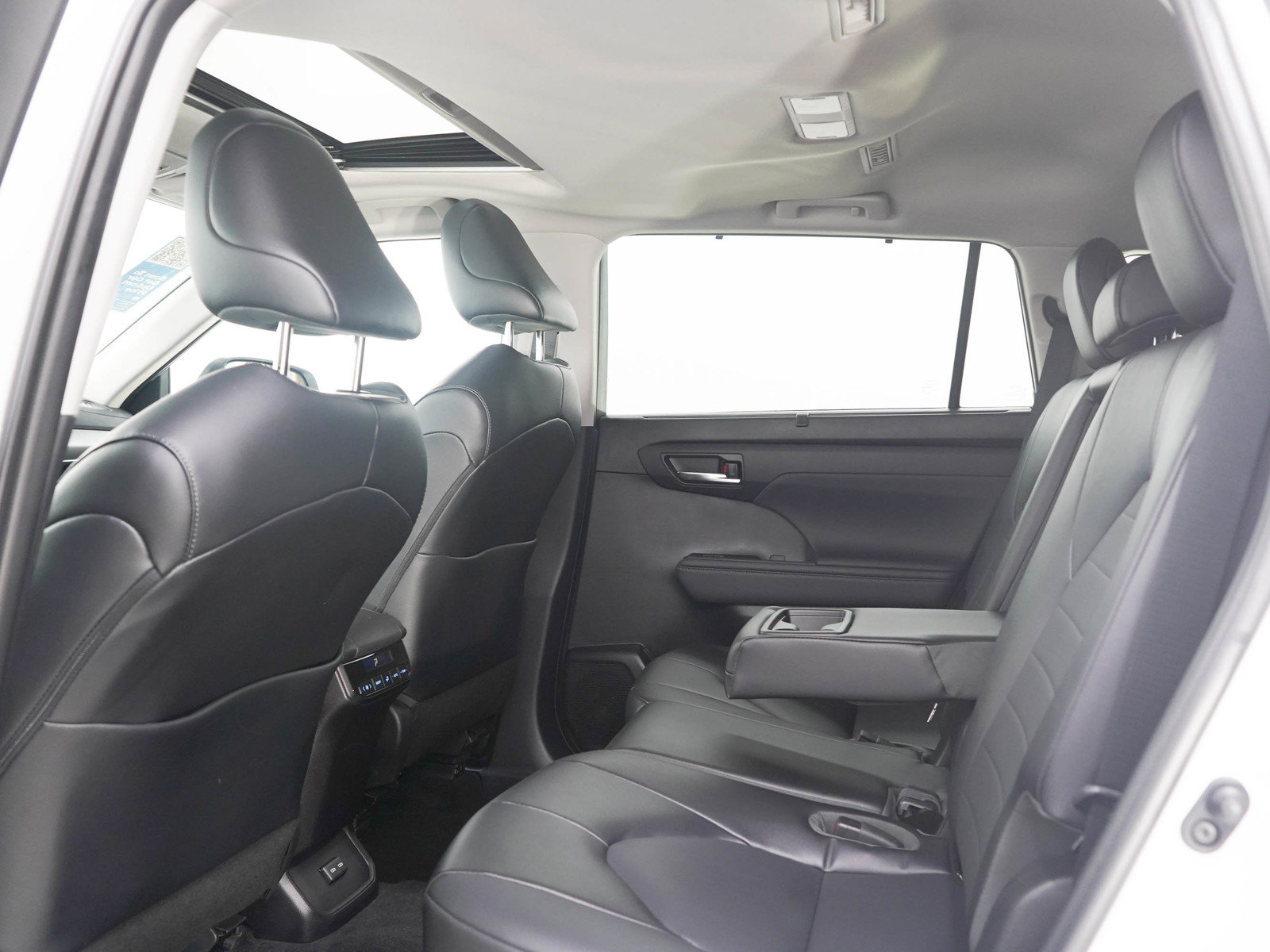 Used 2022 Toyota Highlander XLE AWD/4WD image 16