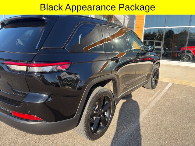 Used 2024 Jeep Grand Cherokee Limited w/ Black Appearance Package AWD/4WD image 10