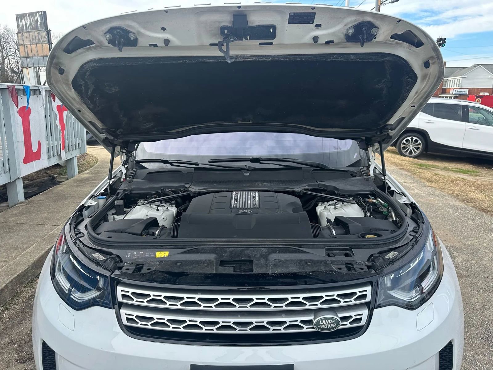 Used 2018 Land Rover Discovery HSE image 12