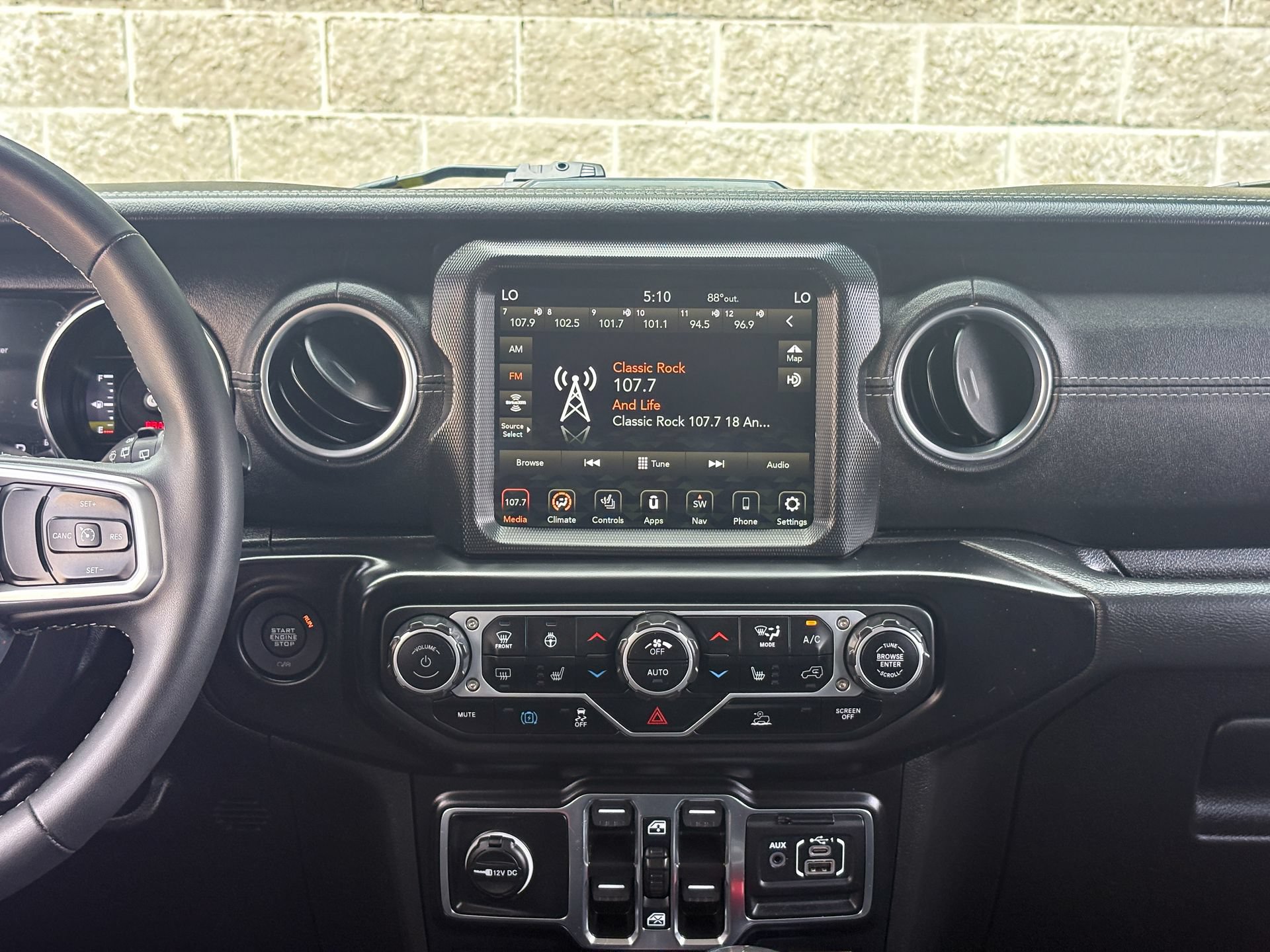 Used 2023 Jeep Wrangler Unlimited Sahara w/ Cold Weather Group AWD/4WD image 10