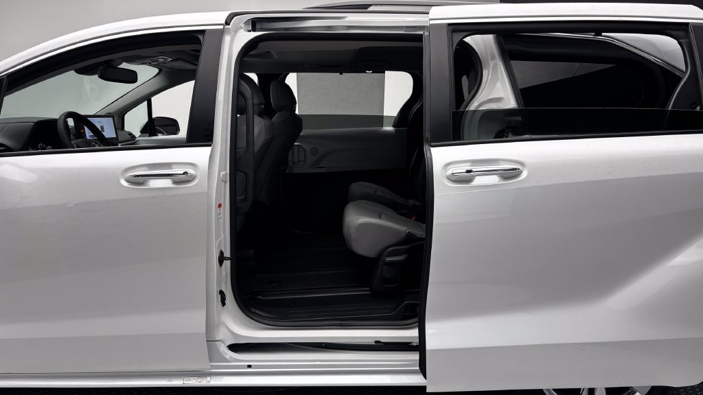 Certified 2026 Toyota Sienna XLE FWD image 30