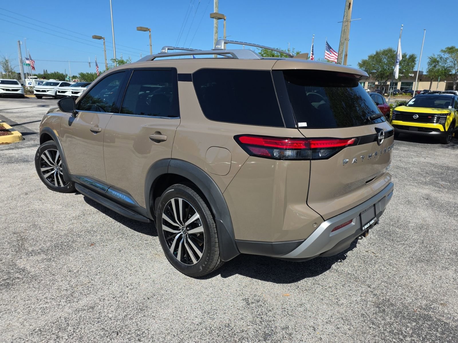 Certified 2023 Nissan Pathfinder Platinum w/ Cargo Package AWD/4WD image 6