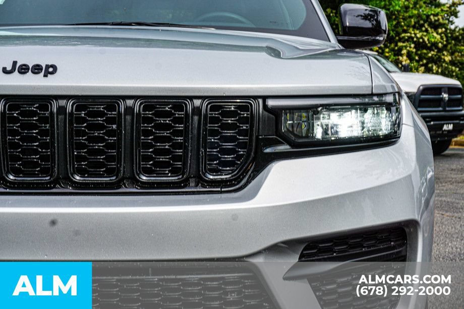 Used 2025 Jeep Grand Cherokee Altitude AWD/4WD image 11