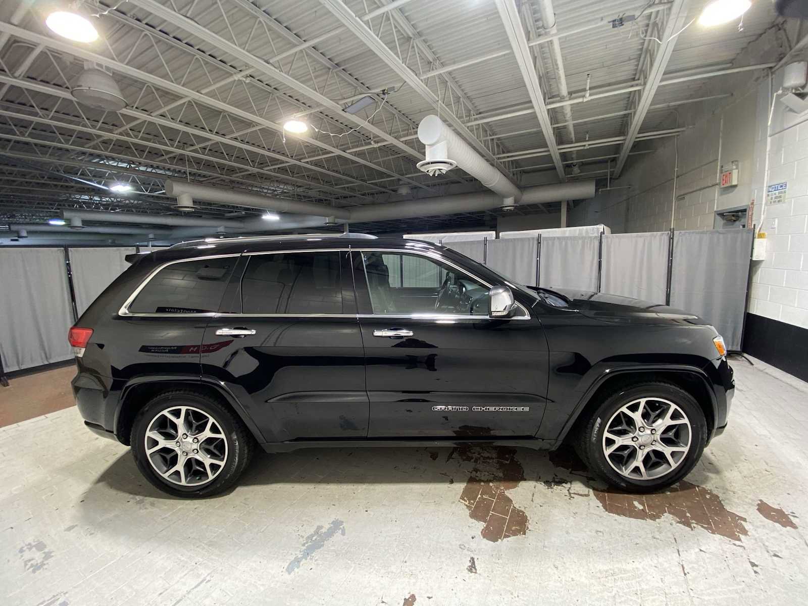 Used 2019 Jeep Grand Cherokee Overland AWD/4WD image 27