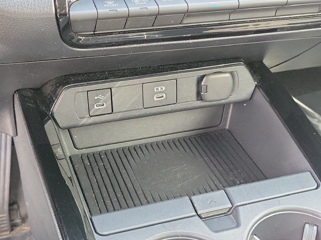 Used 2025 Toyota Prius LE FWD image 24