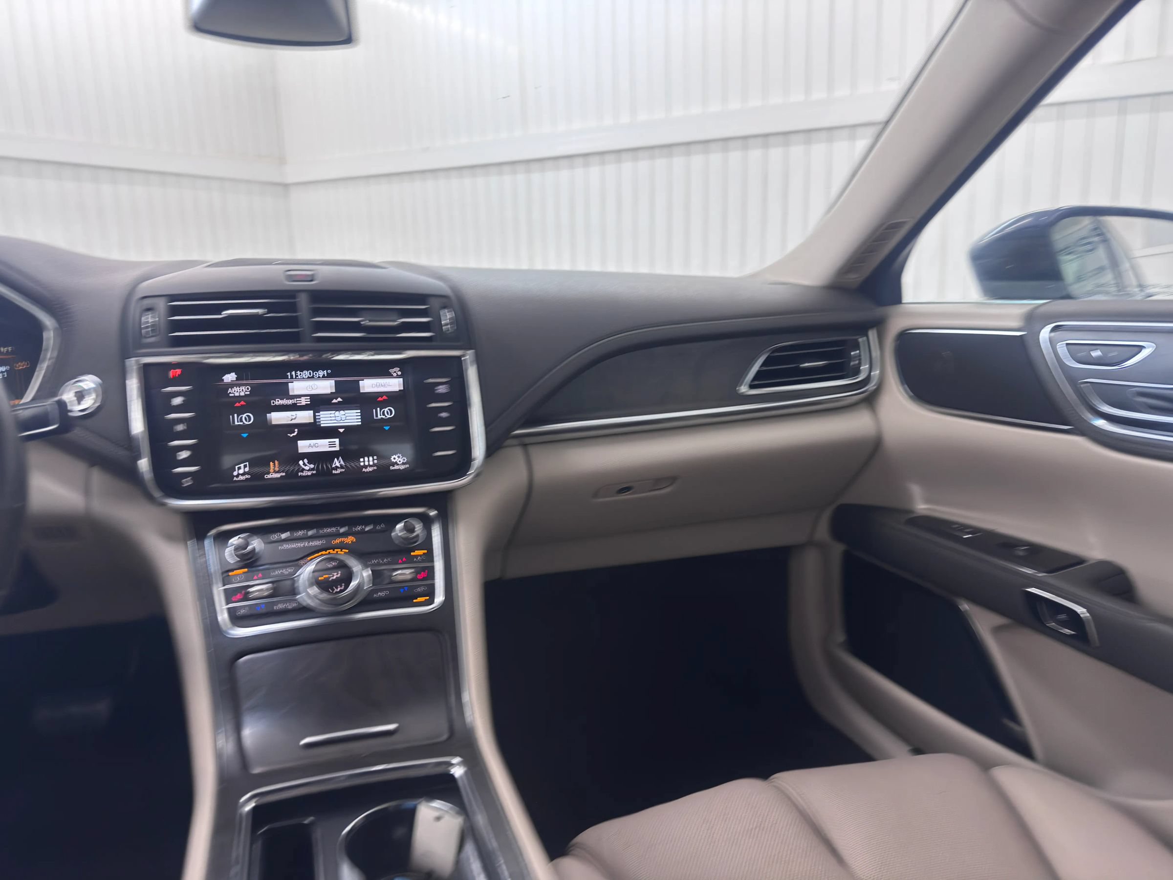 Used 2017 Lincoln Continental Select w/ Climate Package AWD/4WD image 16