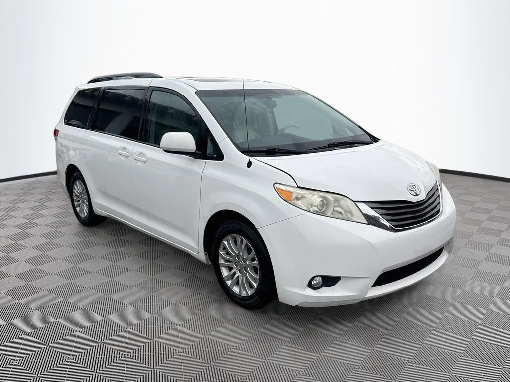 Used 2014 Toyota Sienna XLE FWD image 2