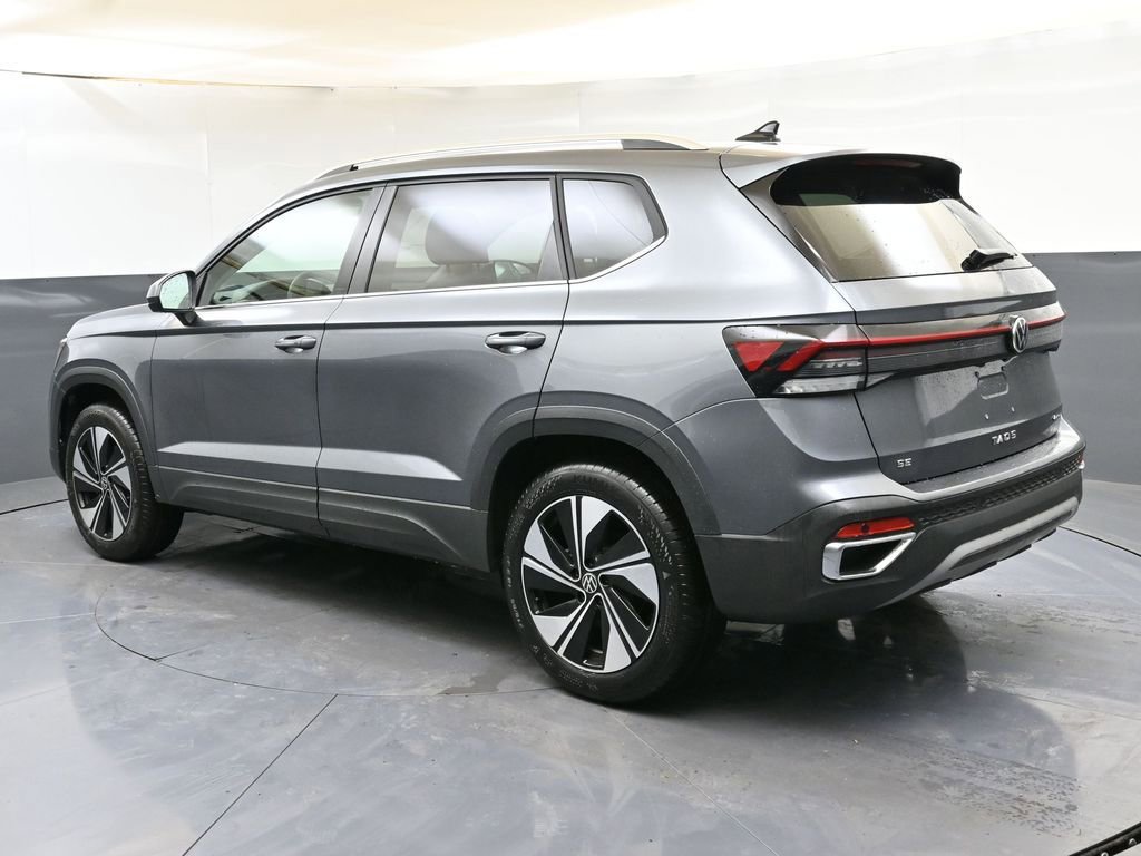 Used 2025 Volkswagen Taos SE w/ Panoramic Sunroof Package image 3