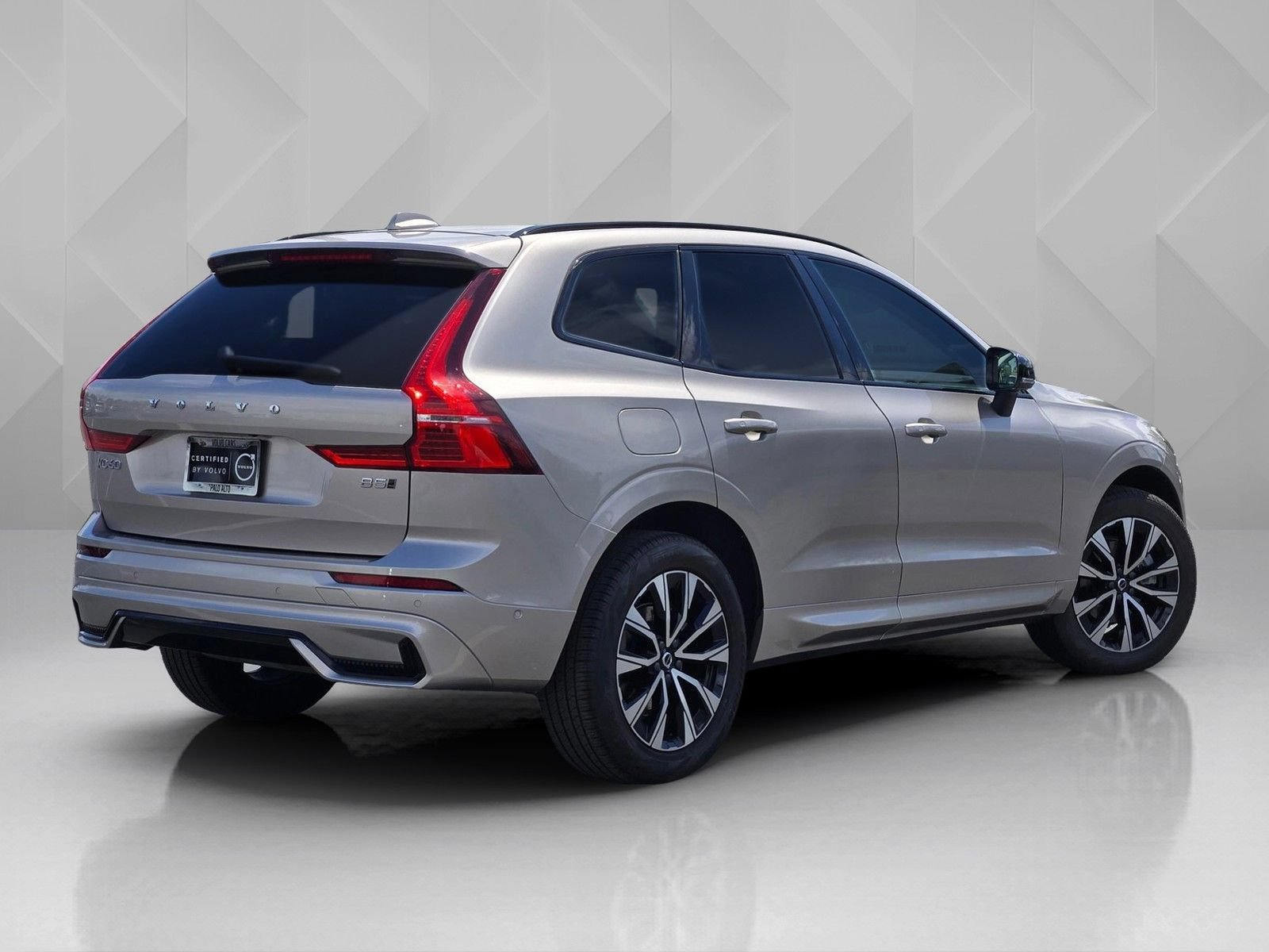 Certified 2025 Volvo XC60 B5 Plus AWD/4WD image 9