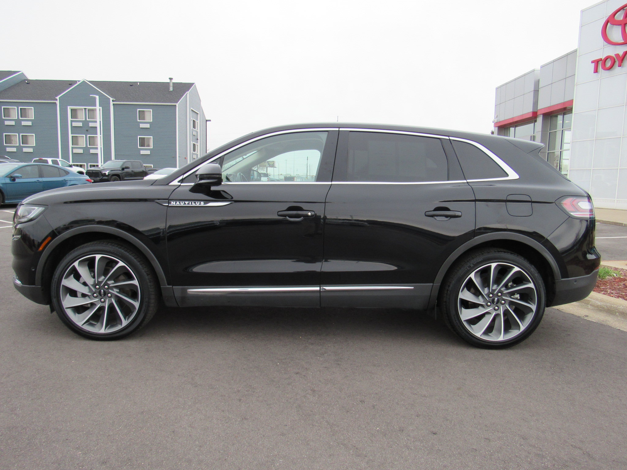 Used 2023 Lincoln Nautilus Reserve w/ Equipment Group 201A AWD/4WD image 9