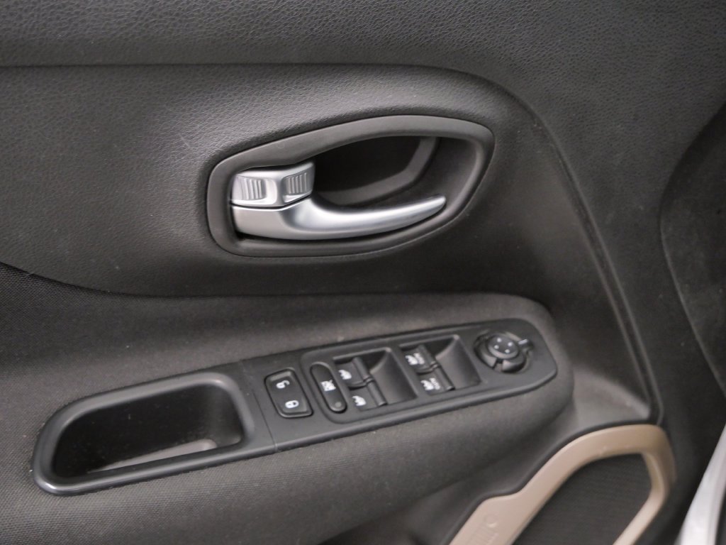 Used 2015 Jeep Renegade Latitude FWD image 16