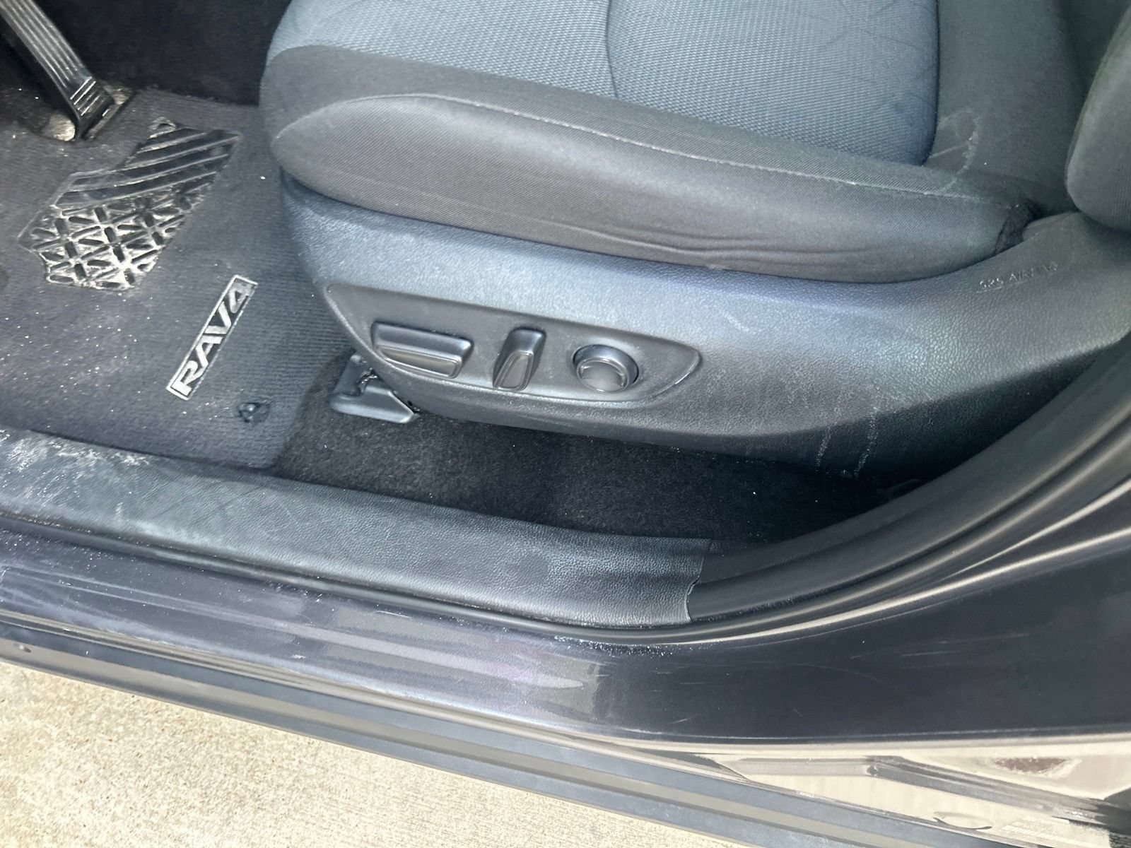 Used 2025 Toyota RAV4 XLE FWD image 20