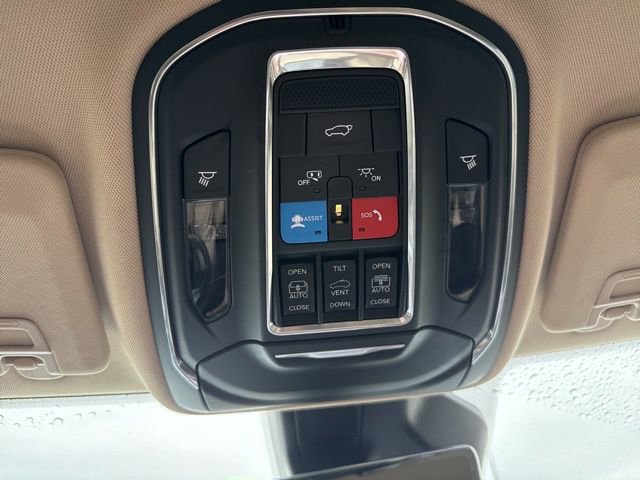 Used 2022 Jeep Grand Cherokee Limited w/ Luxury Tech Group II image 25