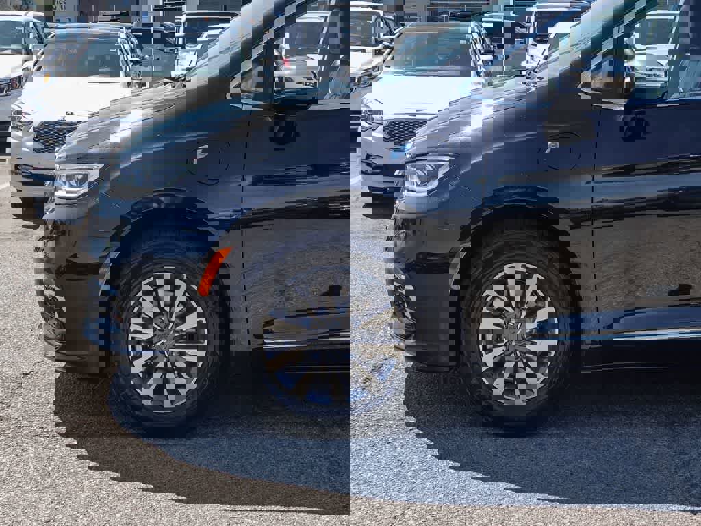 Certified 2023 Chrysler Pacifica Limited image 9