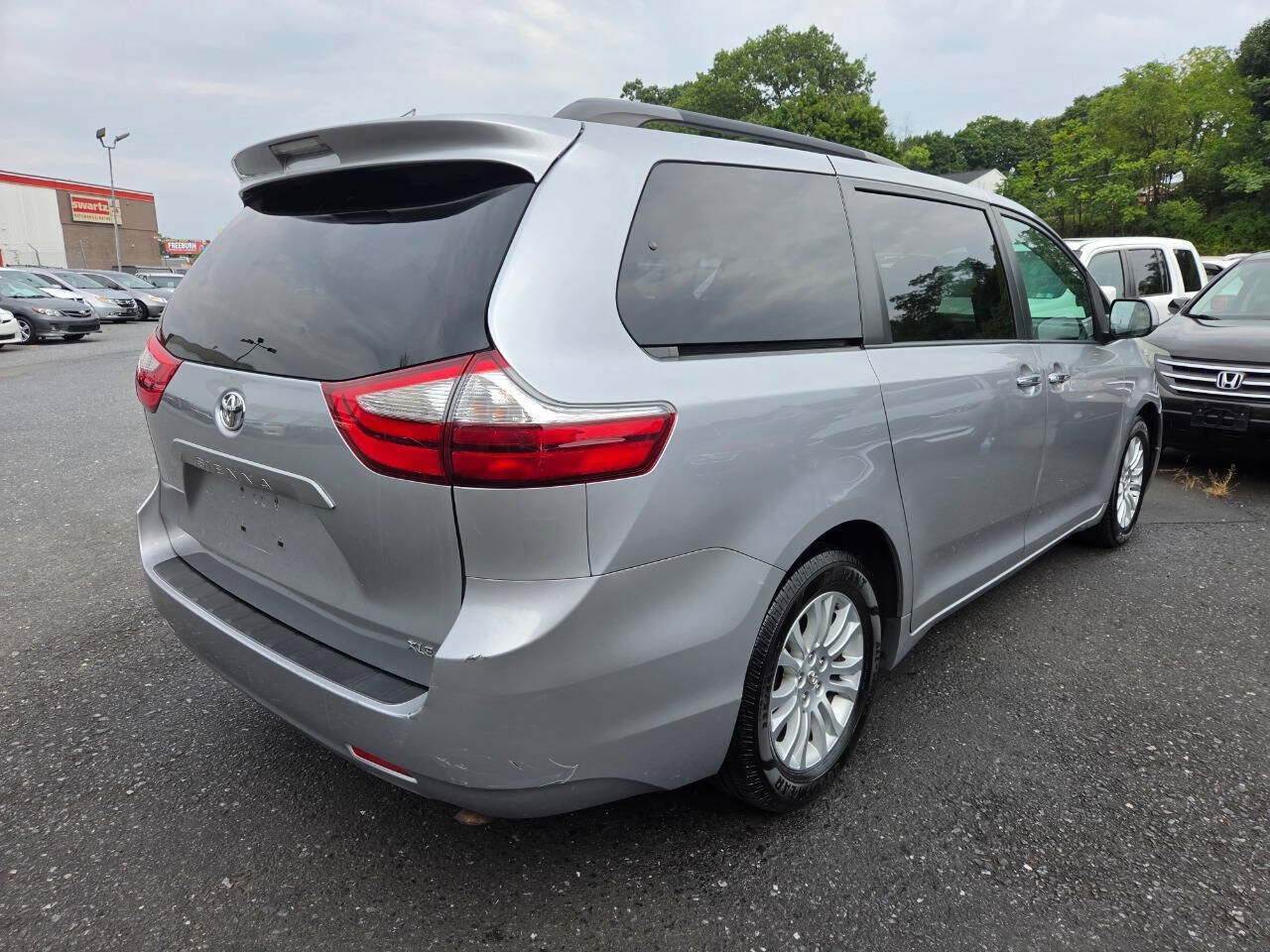 Used 2015 Toyota Sienna XLE FWD image 5