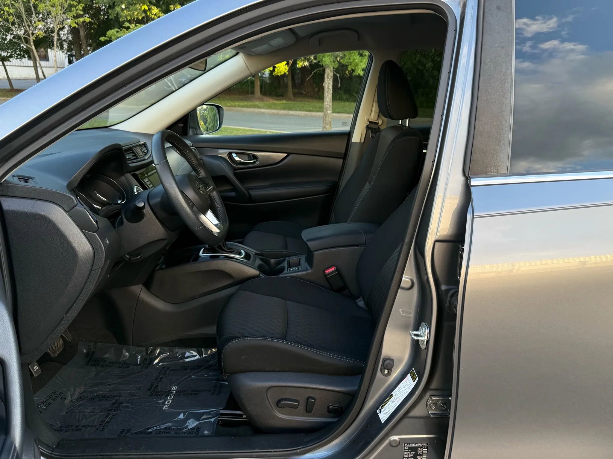 Used 2020 Nissan Rogue SV image 14