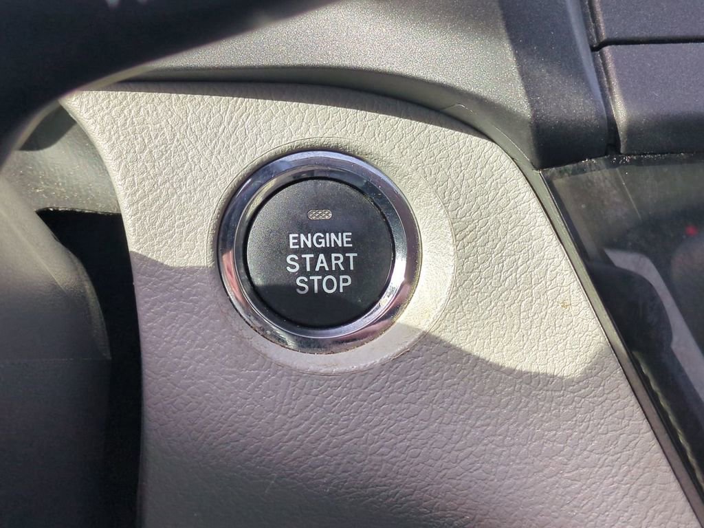 Used 2020 Toyota Sienna Limited image 30