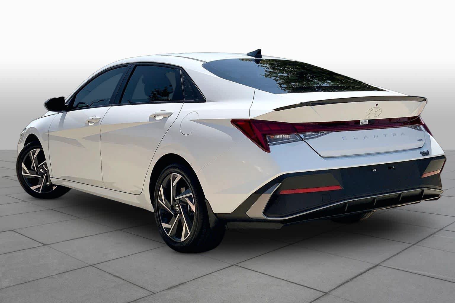 Used 2025 Hyundai Elantra SEL FWD image 12