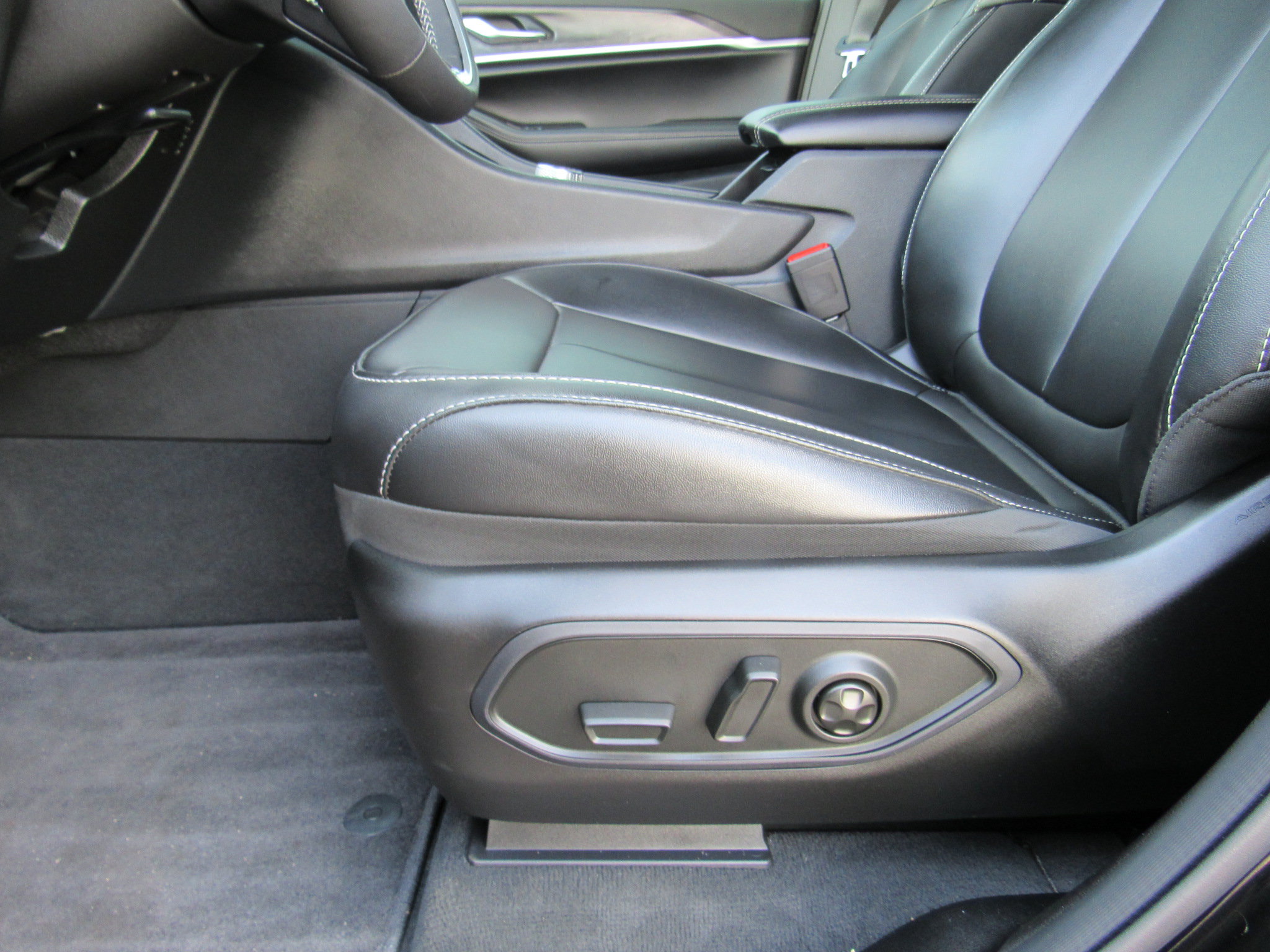 Used 2025 Jeep Grand Cherokee Limited AWD/4WD image 15