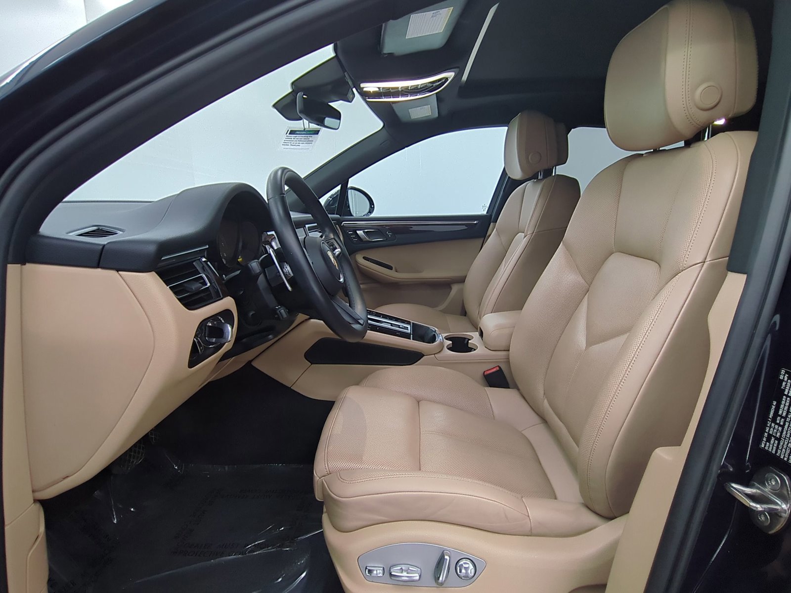 Certified 2023 Porsche Macan Turbo image 5