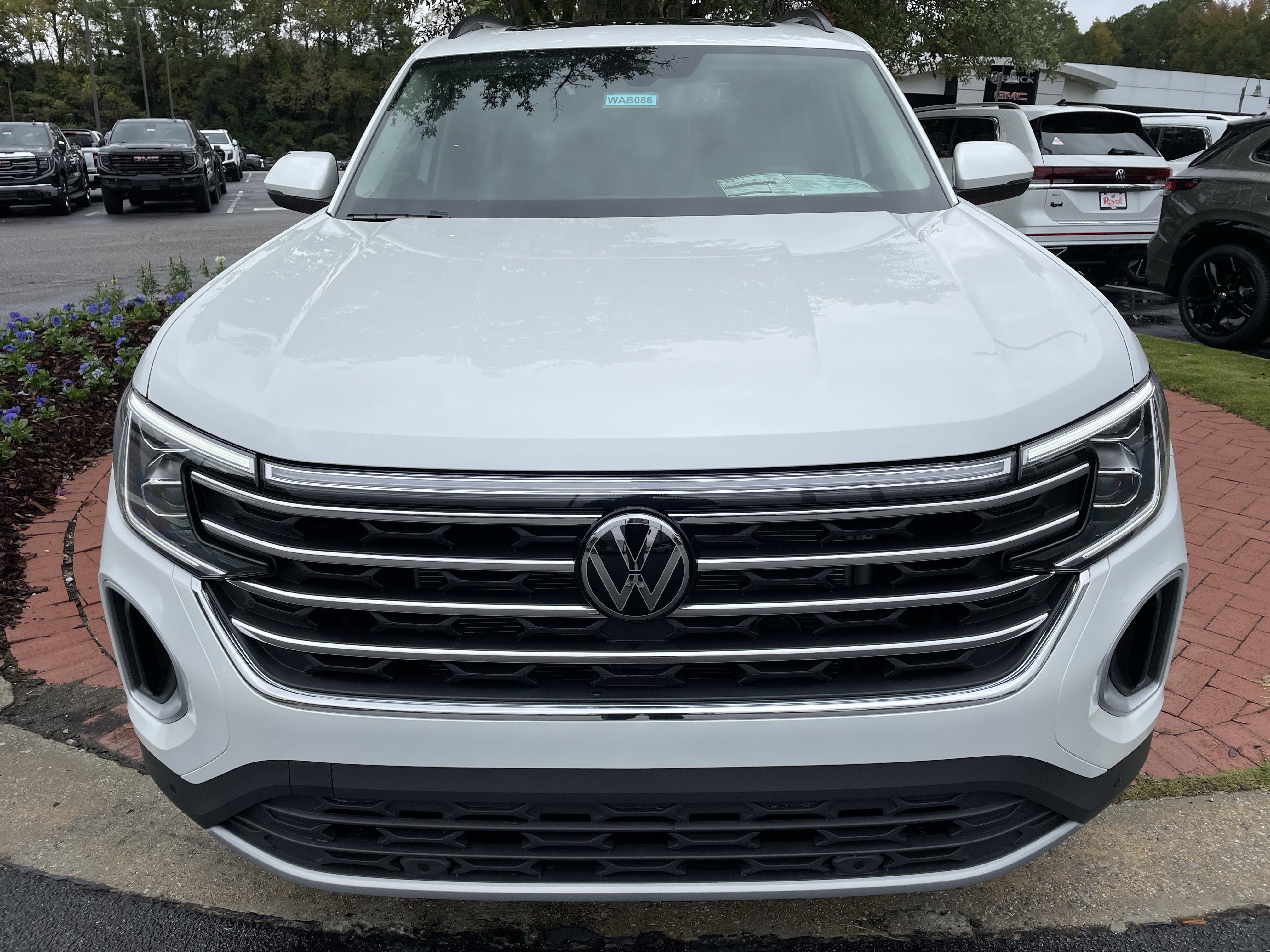 New 2026 Volkswagen Atlas SE image 2