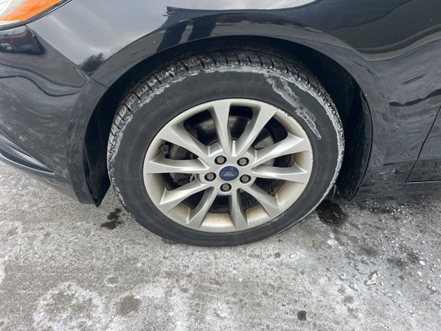 Used 2017 Ford Fusion SE w/ Fusion SE Technology Package image 9