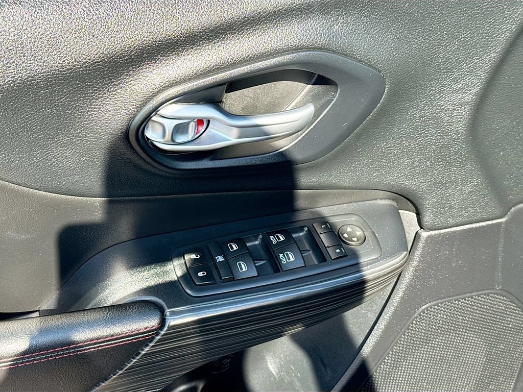 Used 2016 Jeep Cherokee Trailhawk AWD/4WD image 19
