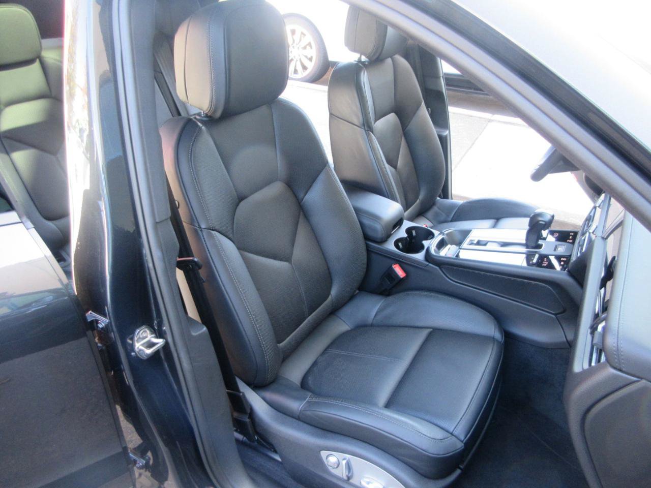 Used 2025 Porsche Macan w/ Premium Package Plus AWD/4WD image 27