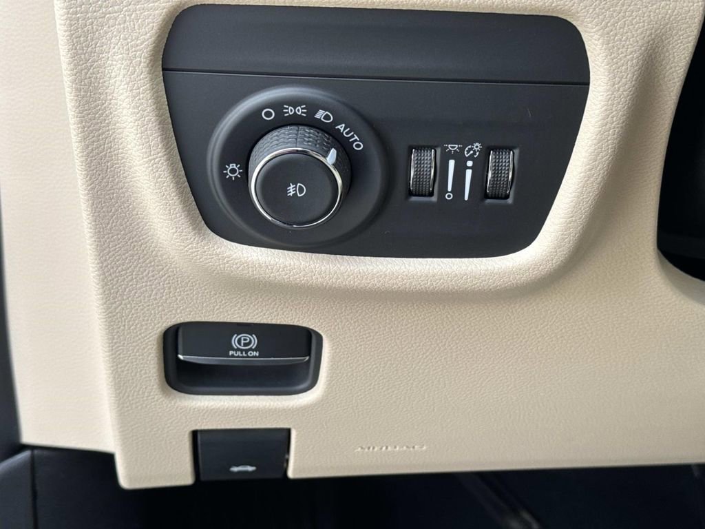 Used 2023 Jeep Grand Cherokee L Limited image 23